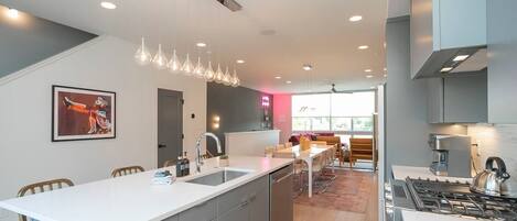 Réfrigérateur, micro-ondes, four, plaque de cuisson