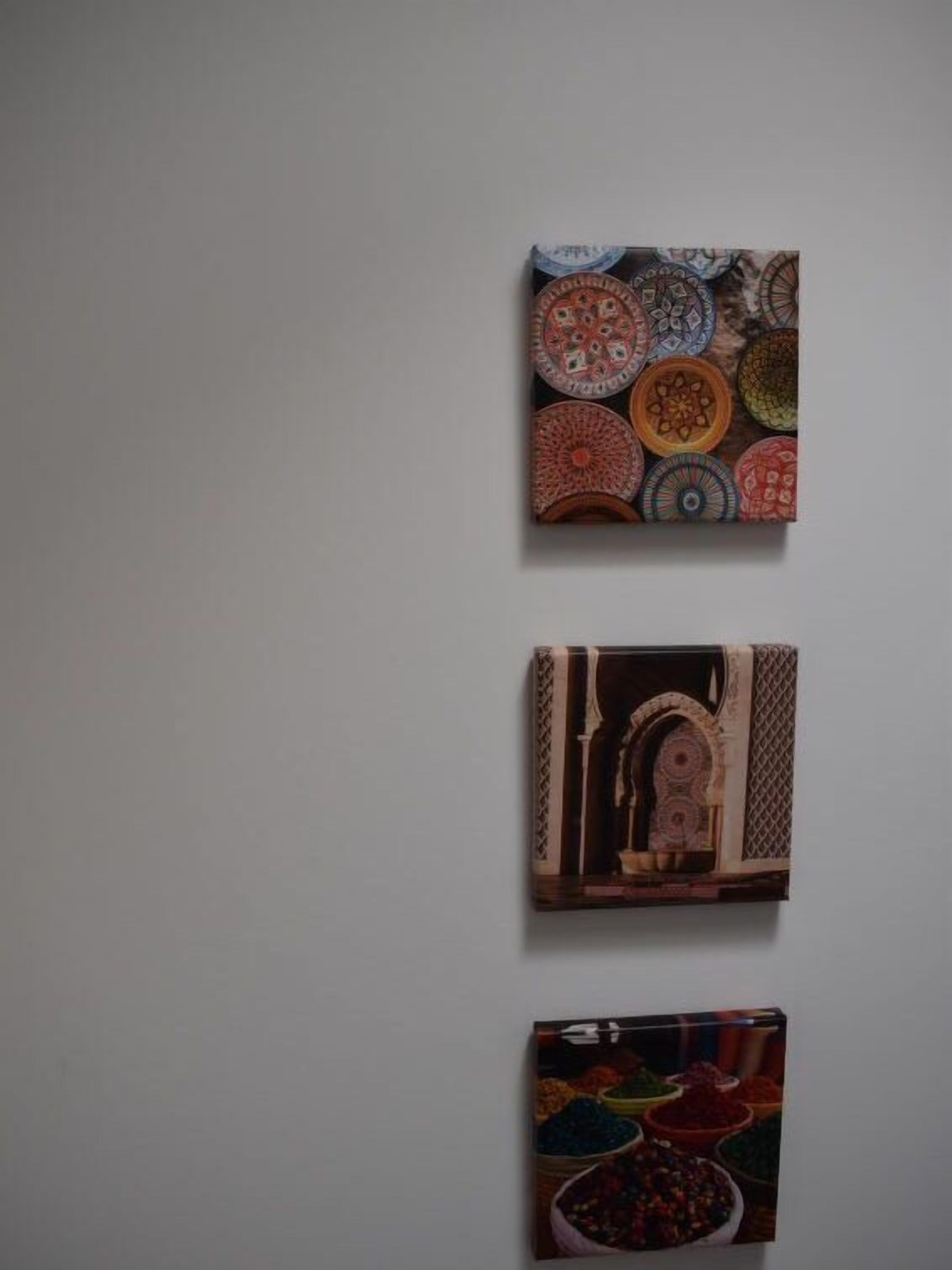 Tres obras de arte en una pared.