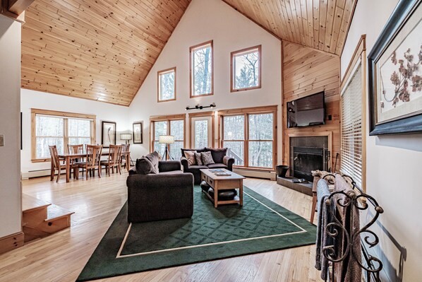 TV, fireplace - Grafton Getaway the perfect place to rest after a hike! (Newry)