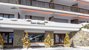 Un edificio con un cartel que dice "Dent-Blanche" y fachada de piedra.