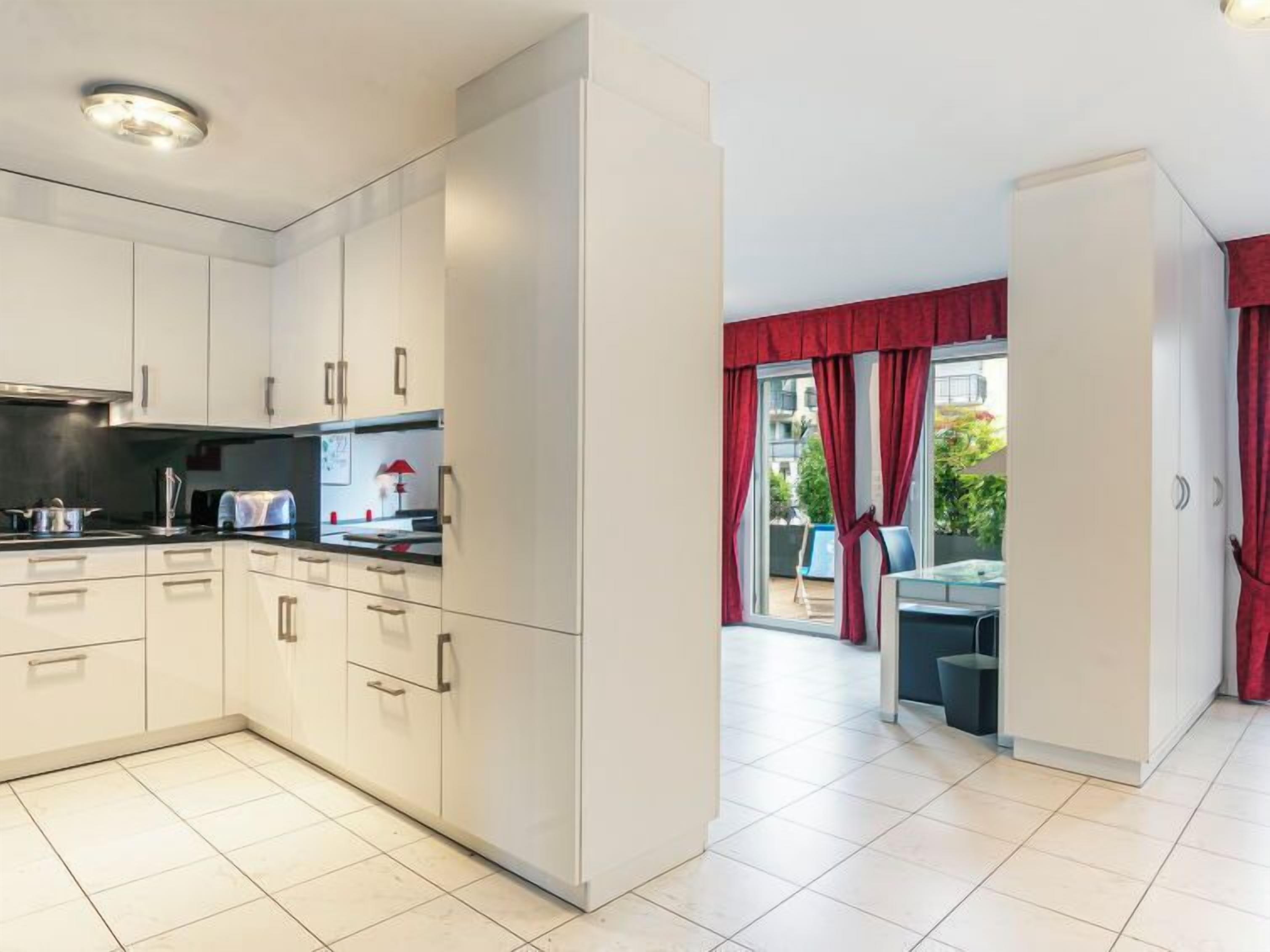 Kühlschrank, Mikrowelle, Ofen, Geschirrspüler