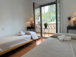 3 habitaciones, tabla de planchar con plancha y cuna de viaje 