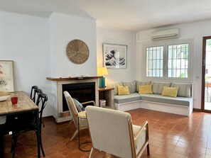 Televisión, chimenea y impresora 