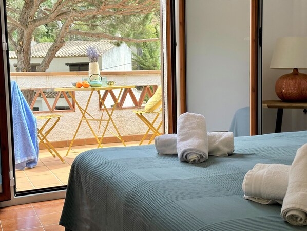 3 habitaciones, tabla de planchar con plancha y cuna de viaje 