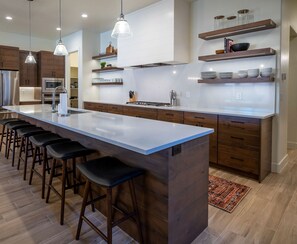 Fridge, microwave, oven, stovetop - Arcadia 66 + 67 | TWO POOLS + HOT TUBS + ARCADES + POOL TABLES (Santa Clara)