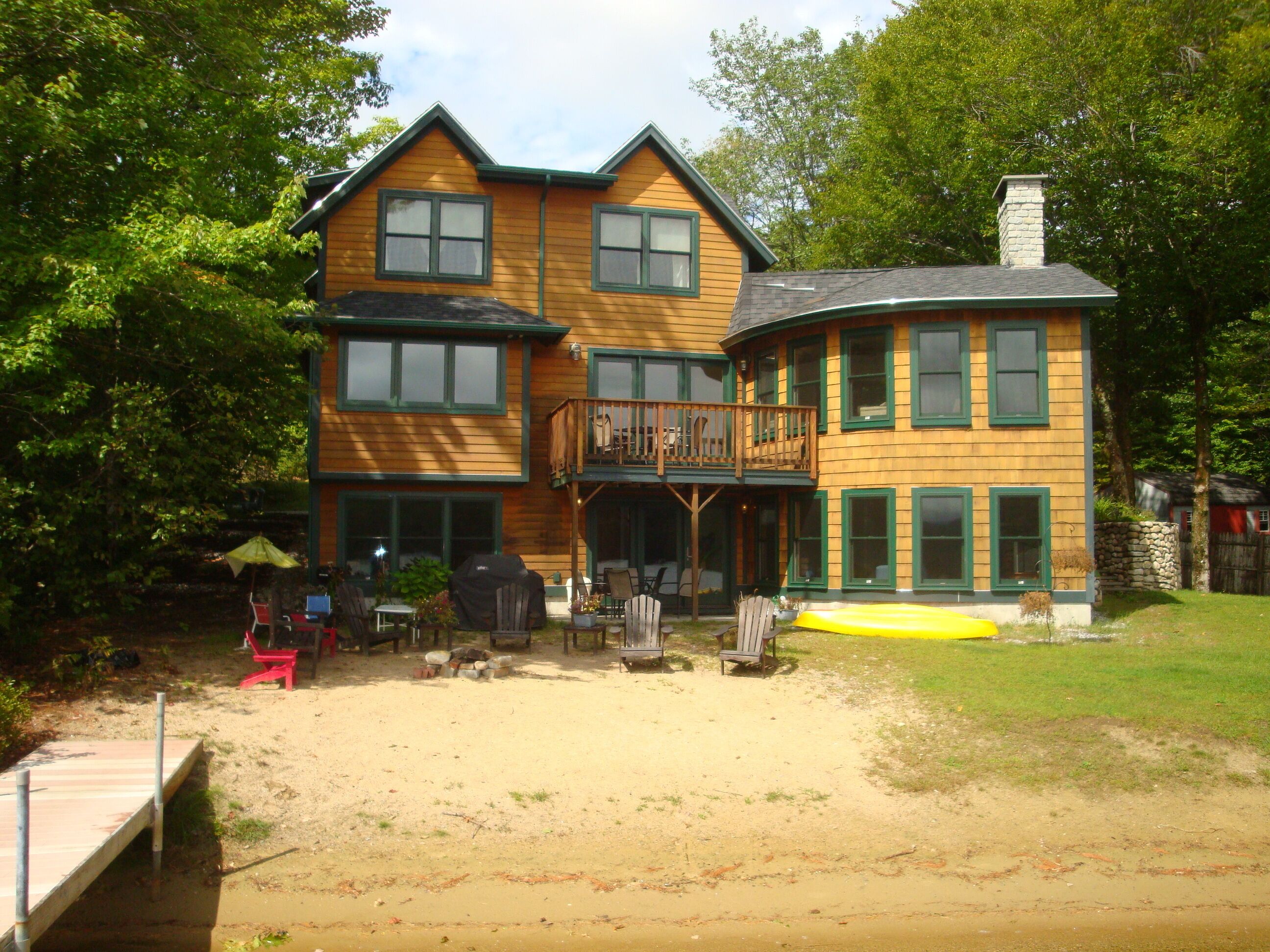 Gorgeous 4-season, pet-friendly home with sandy beach on Parker Pond!