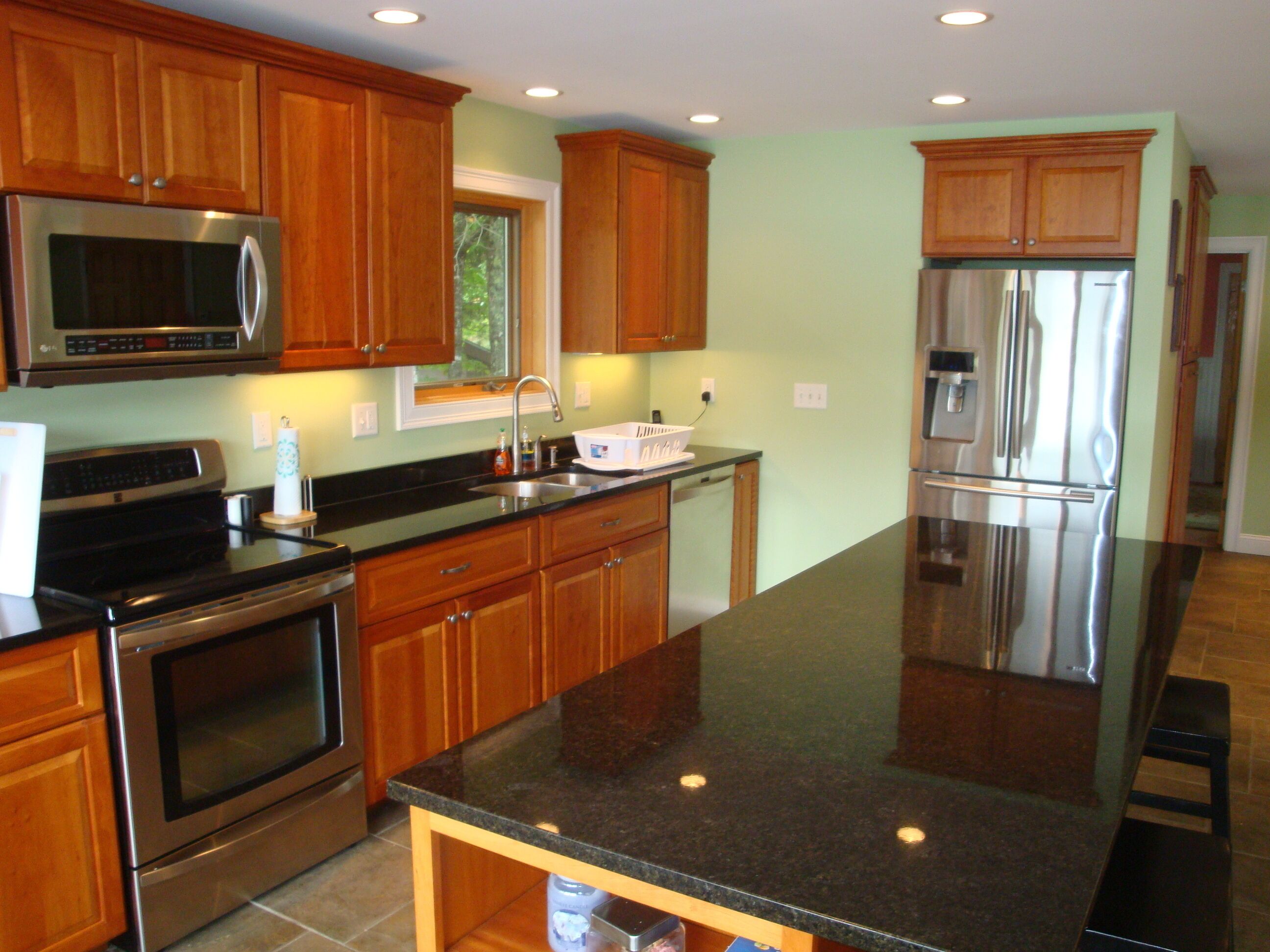 Gorgeous 4-season, pet-friendly home with sandy beach on Parker Pond!