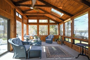 Smart TV, reproductor de DVD, mesa de ping pong