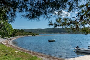 På stranden