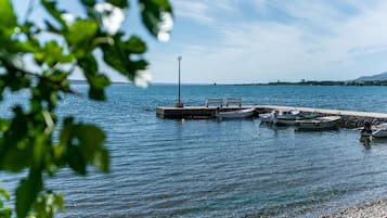 På stranden