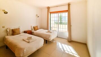 3 slaapkamers, een strijkplank/strijkijzer, gratis wifi, beddengoed