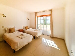 3 slaapkamers, een strijkplank/strijkijzer, gratis wifi, beddengoed