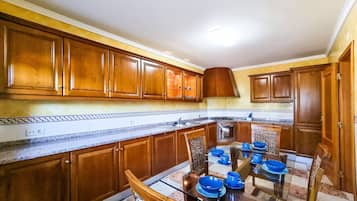 Een koelkast, een microgolfoven, een oven, een vaatwasser