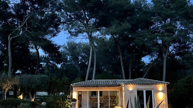 A pool with a sunken seating area and a small house with a tiled roof. - Superbe Villa Avec Piscine, Idéale Pour Vacances en Famille (ROQUEEFORT LES PINS)