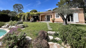 A Mediterranean-style villa with a swimming pool, surrounded by lush gardens and mature trees. - Superbe Villa Avec Piscine, Idéale Pour Vacances en Famille (ROQUEEFORT LES PINS)