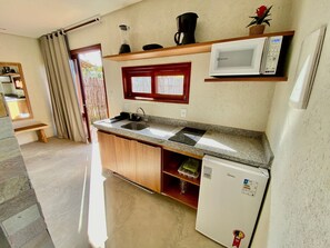 Mini réfrigérateur, micro-ondes, blender