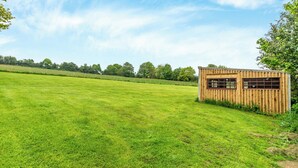 A wooden cabin with large windows in a grassy field. - The Granary - UK43951 (Lingdale, near Saltburn-by-the-Sea)