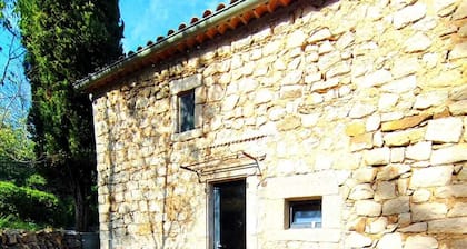 Eco-gite, ancienne magnanerie Ardéchoise du 19éme, parc 1 hectare et riviére