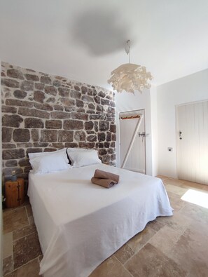 4 bedrooms, WiFi, bed sheets - Eco-gite, 8 Personnes, Decoré Avec Gout á 2 pas du Village (Joyeuse)