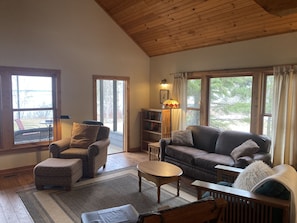 Fernseher, Kamin, DVD-Player, Bücher