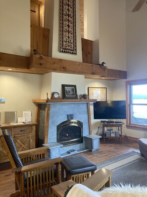 Fernseher, Kamin, DVD-Player, Bücher
