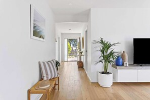 Interior - Modern Coastal Beach House - Rye Entertainer (Rye)