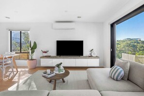 TV, Netflix, DVD player, streaming services - Modern Coastal Beach House - Rye Entertainer (Rye)