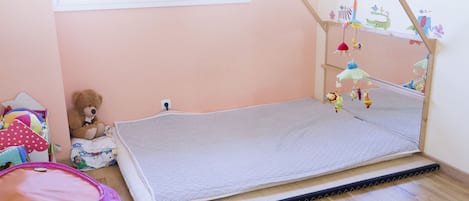 4 Schlafzimmer, Schreibtisch, Reisekinderbett, WLAN