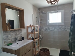 Dusche, Haartrockner, Handtücher, Toilettenpapier