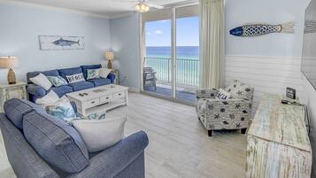 Appartement, Meerdere bedden, balkon, uitzicht op zee | Woonruimte | Een 40-inch televisie met digitale zenders