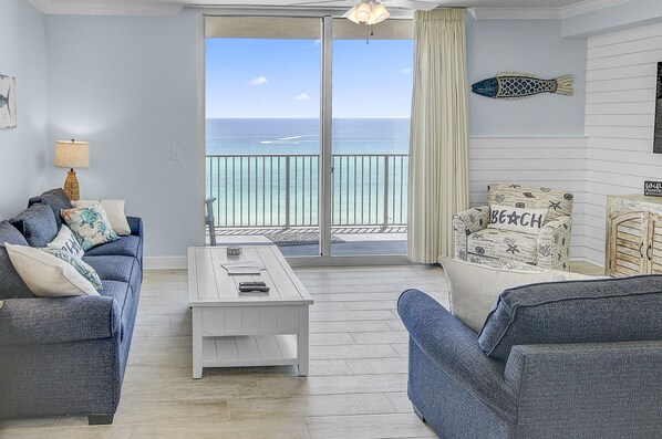 Appart'hôtel, plusieurs lits, balcon, vue océan | Coin séjour