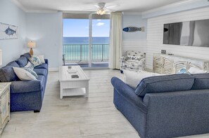 Apartment, Mehrere Betten, Balkon, Meerblick | Wohnbereich | 40-Zoll-Fernseher mit Digitalempfang