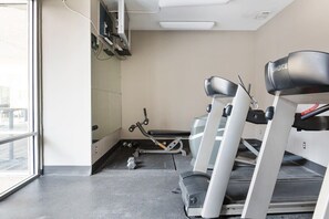 Ein Fitnessraum mit Laufbändern, Ergometer und Rudergerät.