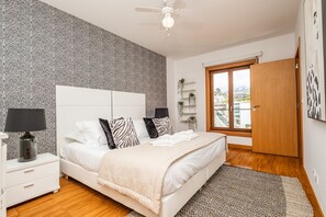 1 habitación, tabla de planchar con plancha y cuna de viaje 