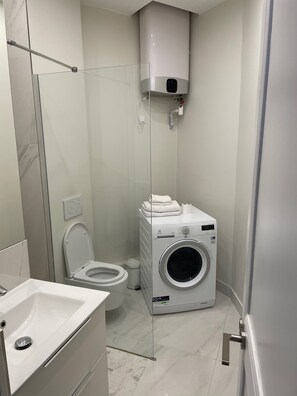 Dusche, Haartrockner, Handtücher, Seife