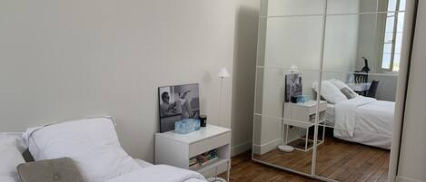 1 bedroom, travel cot, WiFi, bed sheets