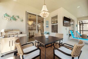Outdoor dining - Unforgettable Memories | 7BR Disney Villa (Kissimmee)