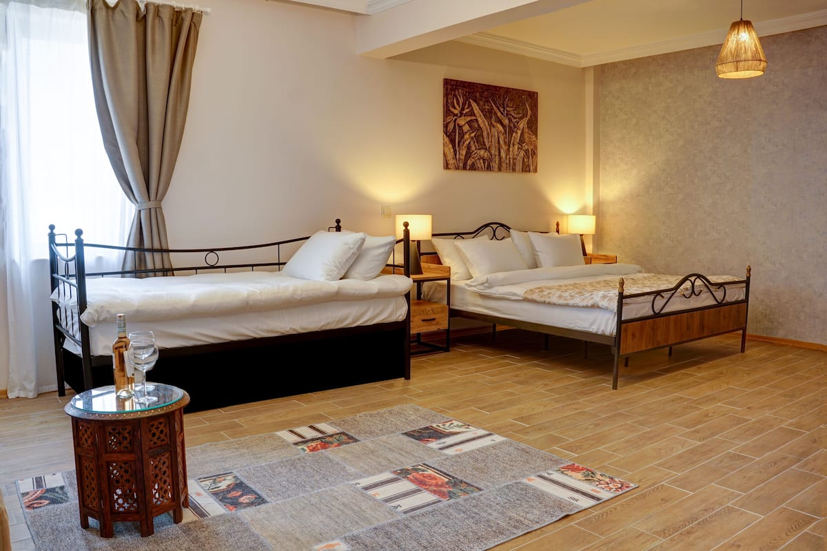 Quarto família, várias camas, vista para o pátio, no jardim | 1 quarto, frigobar, cofres nos quartos, individualmente decorados