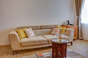 패밀리룸, 침대(여러 개), 마당 전망, 정원 | 거실 공간 | 위성 채널 시청이 가능한 40인치 LED TV, TV, 바닥 난방/온돌