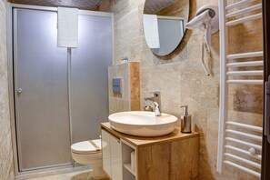 Deluxe Room, 1 Bedroom | Bathroom | Free toiletries, hair dryer, slippers - Ivy Cappadocia (Nevsehir)