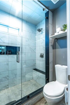 Dusche, Haartrockner, Handtücher, Shampoo