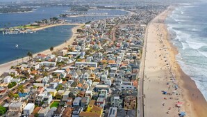 A coastal residential area with houses along the beach, a marina, and a sandy beach with people. - Mission Beach Retreat, Steps to Bay & Beach (San Diego)