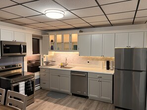 雪櫃、微波爐、焗爐、爐具