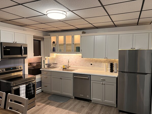 冷蔵庫、電子レンジ、オーブン、コンロ