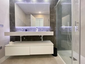 Dusche, Haartrockner, Handtücher