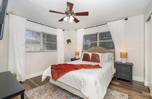 2 bedrooms, iron/ironing board, WiFi, bed sheets - Starfish Enterprise - where space coast meets the ocean (Satellite Beach)