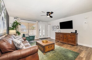 Living area - Starfish Enterprise - where space coast meets the ocean (Satellite Beach)
