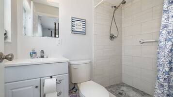 Douche, séchoir à cheveux, serviettes fournies, savon