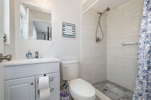 Shower, hair dryer, towels, soap - Starfish Enterprise - where space coast meets the ocean (Satellite Beach)