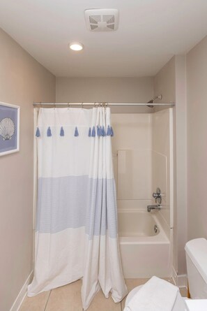 Baignoire, séchoir à cheveux, serviettes fournies